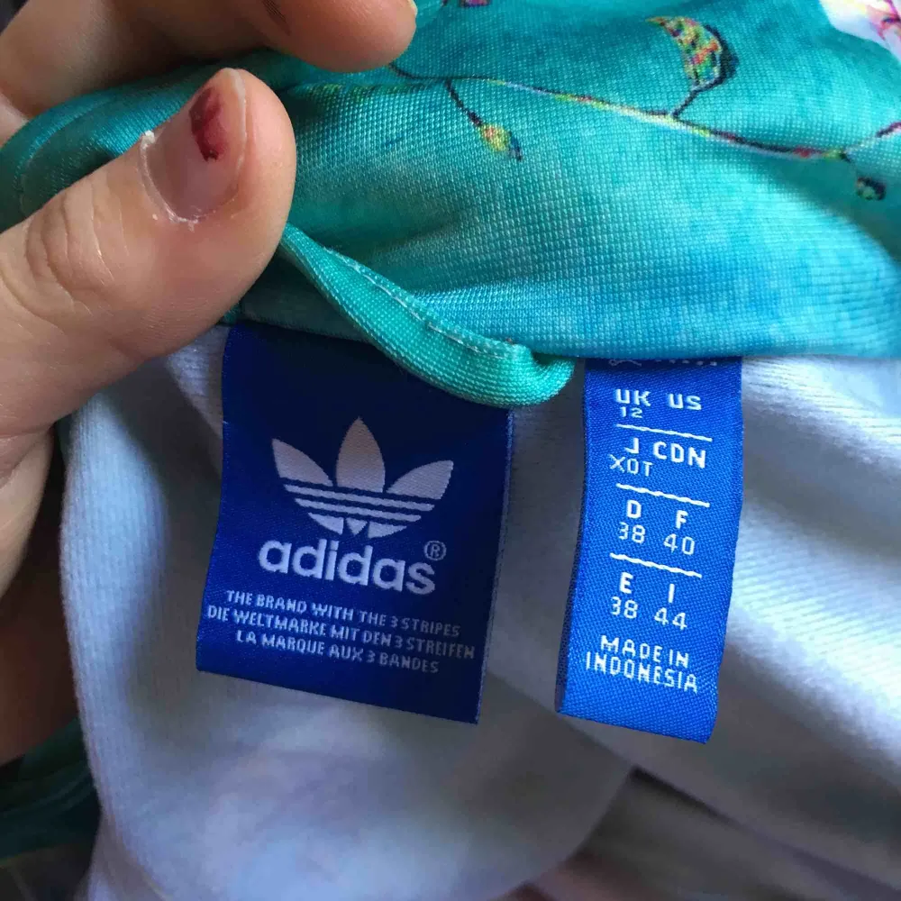 En super fin Adidas jacka i lime neona färger och fina blommotiv.🌼⭐️ frakt=55kr . Toppar.