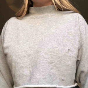  - Grå mag tröja från Monki (storlek S, funkar dock på mig som är storlek M/L). Den är lite ”destressed” från butiken, men är annars är den bra kvalitet:) Möts gärna upp i Stockholms området, annars står köparen för frakten (då det inte ingår i priset).