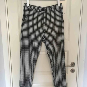  - Jättesnygga och JÄTTEsköna byxor från Soaked in luxury. Materialet är mjukt och de är jättesköna på. De är lite stora så de skulle absolut passa någon med S också. Betalning sker via swish❤️ Kan mötas upp i Uppsala!