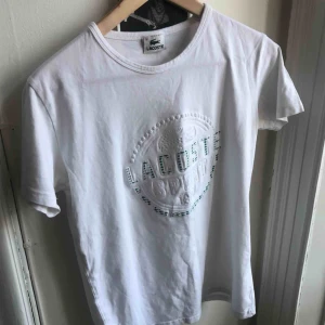  - Lacoste med embossed logo. Kan hämtas inUppdala eller skickas för 39