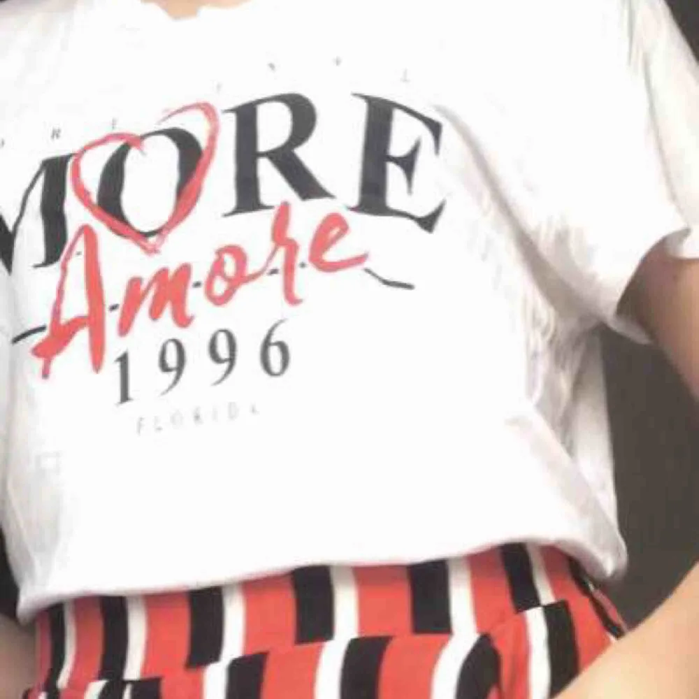 Amore tröja (vet inte vart den är köpt), har används 1 gång. Frakt ingår ej. T-shirts.
