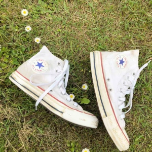  - Höga vita converse, storlek 36,5 men passar mig som har 37. Lite sönder men syns ej då det är på inner sidan, lite gula men knappt. 