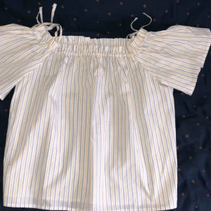  - Säljer min nya sommartröja har knappt använd 1/2 det va nt min riktigt stil. Du som köper ska stå för frakten 