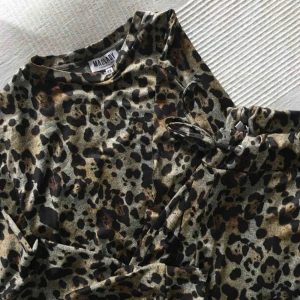  - Leopard set från madlady, endast provat så i nyskick.  Strl XS. Inköpt för 399 kr. Säljes nu för 100kr. Finns i Örebro för avhämtning. Kan även fraktas mot en fraktavgift på 42 kr (spårbart postnord). 