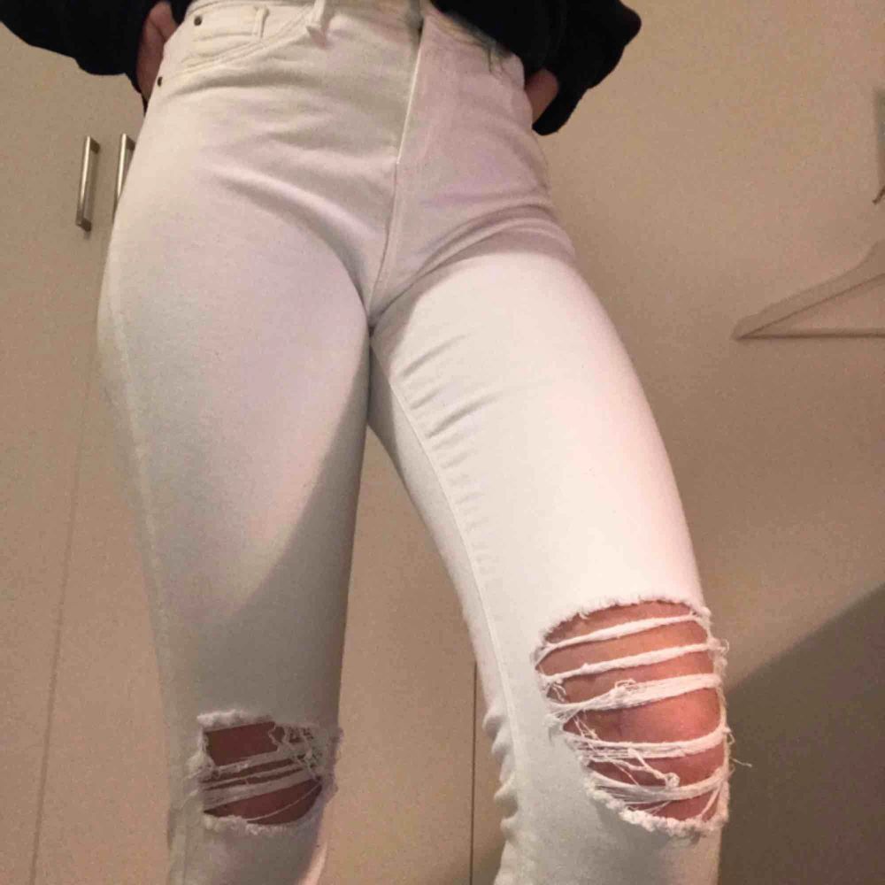 Vita slitna jeans från River Island. Slitna på knäna och vid slutet av byxan, storlek ”8” jag brukar ha XS och de passar mig. Bara testade, skriv för mer bilder☺️ säljs pågrund av för lite användning😙. Jeans & Byxor.