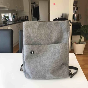  - en grå ryggsäck ifrån monki, super bra skick ! älskar verkligen denna väska så mycket.
