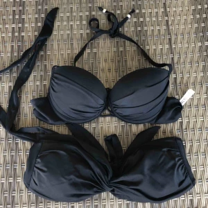 - Säljer två superfina bikiniöverdelar som tyvärr är lite förstora för mig(pga små tits), de är i storlek 80a och 38. Båda för 120 inkl frakt!