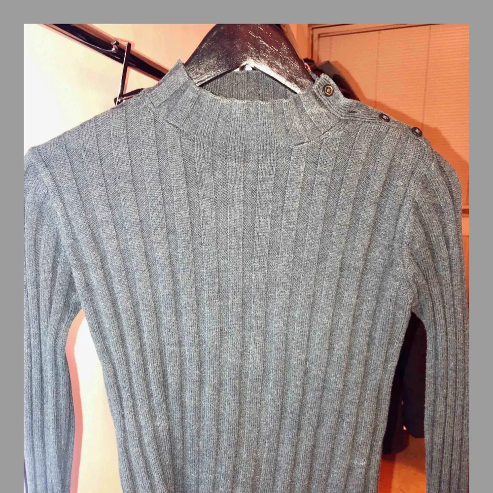 Banana republic  Used once in good condition Color: grey Size: small. Toppar.