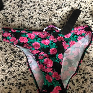  - En helt ny bikini, aldrig användt. Storlek S Kan fraktas vart som helst men köparen står för frakten