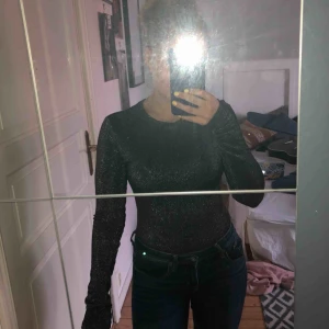  - Säljer denna festliga bodyn från & other stories, strl 38 men passar en 36! Lite längre i armarna med knäppning mellan benen! Passar perfekt till partykvällar!✨ Köparen står för frakten, frakt 42kr