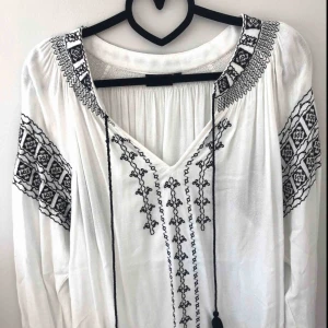  - Oanvänd blus. Köparen betalar frakt 