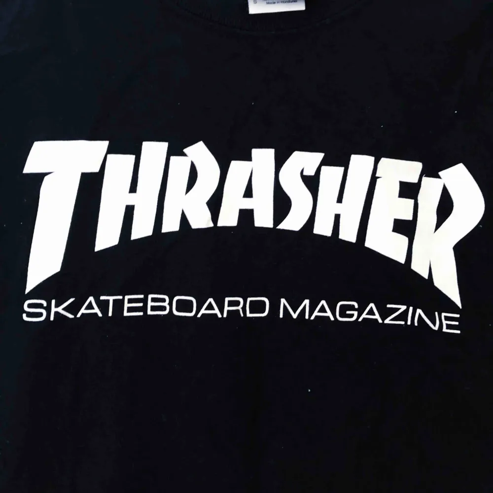 ÄKTA Thrasher T-shirt(kortärmad), köpt på Hollywood(skateaffär) i Stockholm. Storlek S . T-shirts.