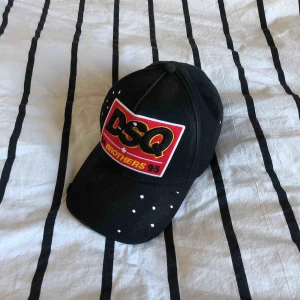  - Dsquared2 keps, köpt i deras flagship-store i London, nypris 115£, kvitto finns att se.  Pris kan diskuteras!!