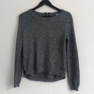  - Silverig virkad tröja från h&m med dragkedja i nacken. 