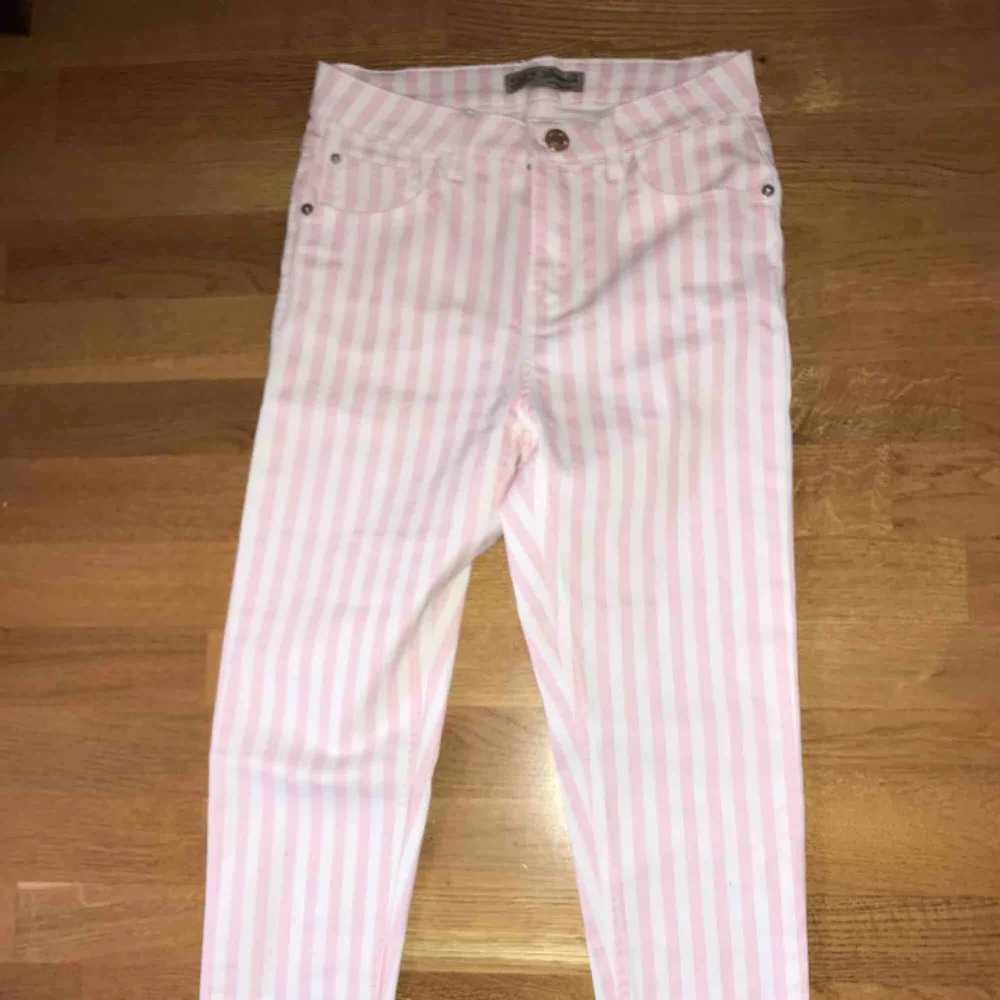 Snygga, stretchiga rosa/vita byxor från primark. Säljer pga för små . Jeans & Byxor.
