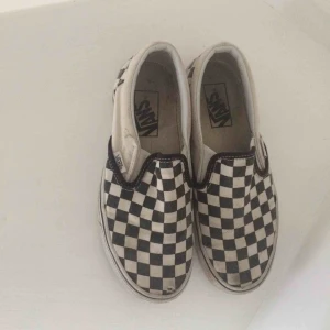  - Rutiga slip-on vans!! Använda men har mycket kvar att ge och mycket av smutsen kan man tvätta ur. Har inte tvättat dom än men om det önskas så kan jag göra det.  Storlek 36.5, skulle säkert funka på en strl  37 Frakt 63kr
