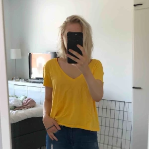  - V-ringad t-shirt från NAKD.  Använd ett fåtal gånger då den var lite för urringad för min smak. Nypris: 129kr, mitt pris 30kr + frakt 