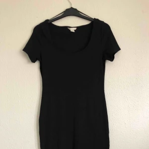  - Svart figurnära klänning i ribbat material. Säljes för 50kr.   Kan mötas upp i Malmö/Lund, annars står köparen för frakt! 