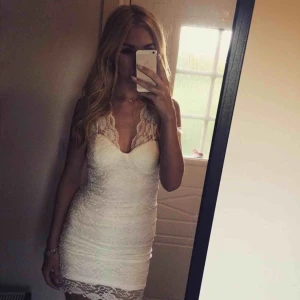  - Vit klänning med spetsdetaljer. Använd 1 gång på min student, mycket gott skick. Perfekt studentklänning🌟 Kan hämtas i solna/stockholm, annars står köparen för frakten. Priset kan diskuteras 🌸