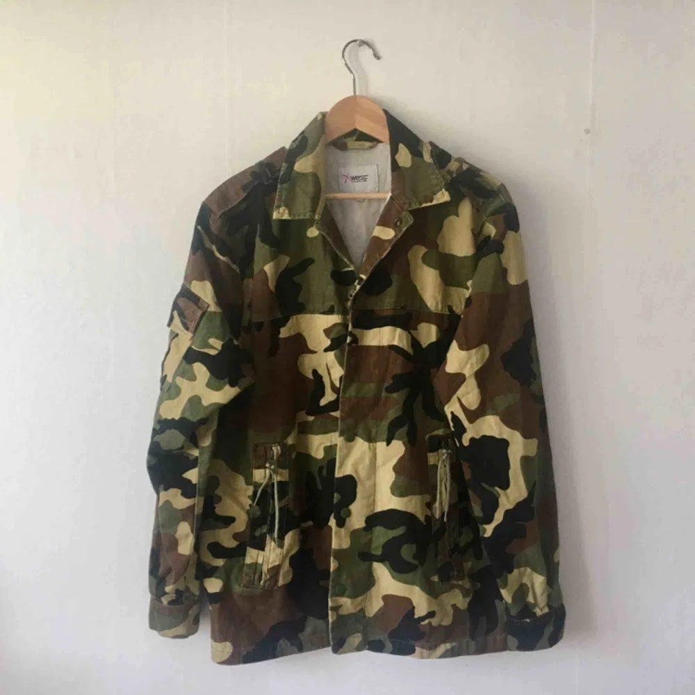 Skit snygg militär-jacka från WESC. Är storlek Herr Medium och ganska oversize men fungerar även på Dam L.   Perfekt sommarjacka! Säljes pga. för stor för mig.  Finns att hämta i Hammarbyhöjden eller skickas mor betalning. . Jackor.