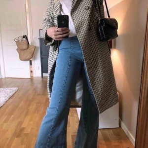  - Säljer mina ursnygga byxor från hm, aldrig använda.  säljer pga att jag beställde hem två i olika storlekar & dessa passade inte. Det ser mörkare ut på bild 2&3 än vad dom är, & dom är rätt skrynkliga då det legat hopvikta länge.   Storlek 27, dvs S