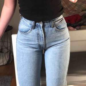 Mom jeans från Brandy Melville, knappt använda. Jag brukar ha 34/36 i byxor och dessa är för små för mig, så skulle säga att storleken är 32/34. Frakten står köparen för :)