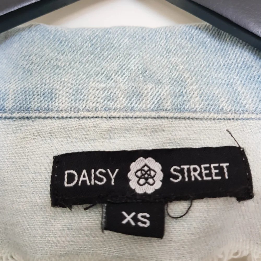 Jeansjacka med tryck från Daisy street. Väldigt sparsamt använd typ 3ggr. . Jackor.