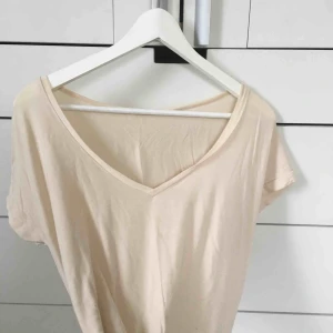  - Beige skön t-shirt. Dock är den lite småfläckig.
