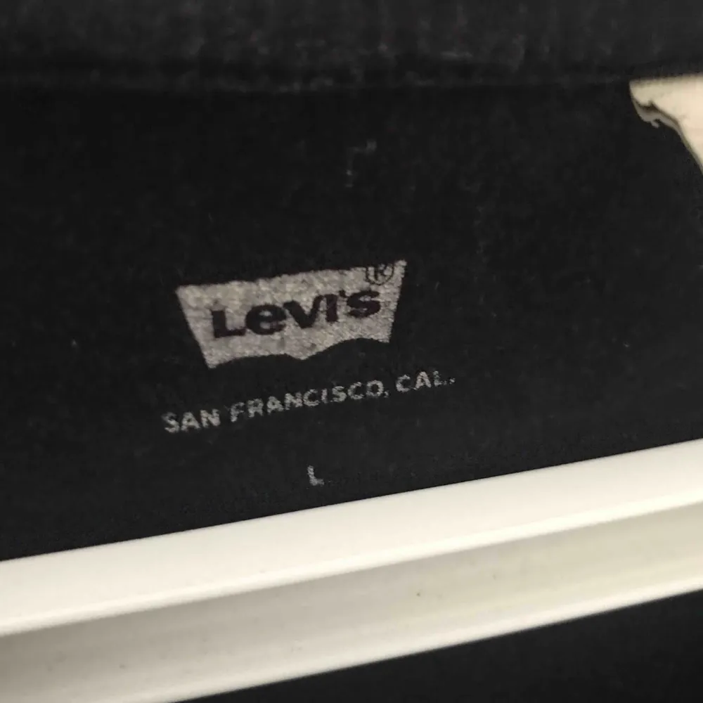 Säljer denna Levi’s t-shirt, betalning sker via swish :). T-shirts.