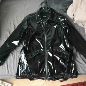 - Svart tunn glansig jacka från Monki (med vita sömmar). I toppskick har knappt använt den. 320 kr inklusive frakt.