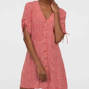  - Superfin somrig klänning från H&M. Helt ny med lappar kvar. Storlek 40, men passar även 38 (M).  Liten fraktkostnad på 36kr betalas av köparen💌 Samfraktar gärna, om de är något annat du vi ha ❣️