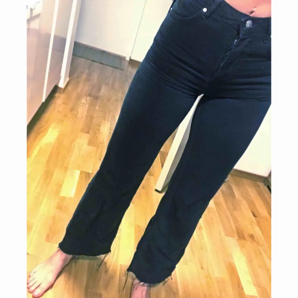 Skitsnygga jeans från BikBok, nypris 600 kr. Använt 2 gånger men är tyvärr lite för små för mig.  Hög midja och raka ben, rå byxkant nedtill. 200 kr inklusive frakt💫. Jeans & Byxor.