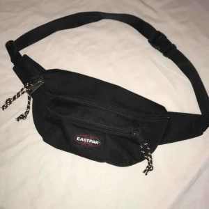  - Säljer denna super coola fanny bagen från Eastpak. Väskan är som ny och typ aldrig använd, nypriset är 350kr men säljer för 200kr. Köparen står för frakten  men kan eventuellt mötas upp i centrala Stockholm :)