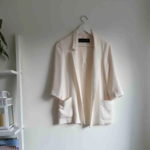  - Krämig vit kavaj från Zara. Stl XS. 3/4 ärmar. Nyckick. Hämtas i Uppsala, eller fraktkostnad tillkommer   Obs! Flyttar från Sverige den 20/6 så bestämd er snälla till denna datum om ni önskar köpa 