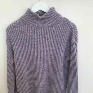  - Lila, (blå, rosa, vit) stickad tröja. Ej stickig. Hög i kragen. Ull bomull polyamid viskos. 