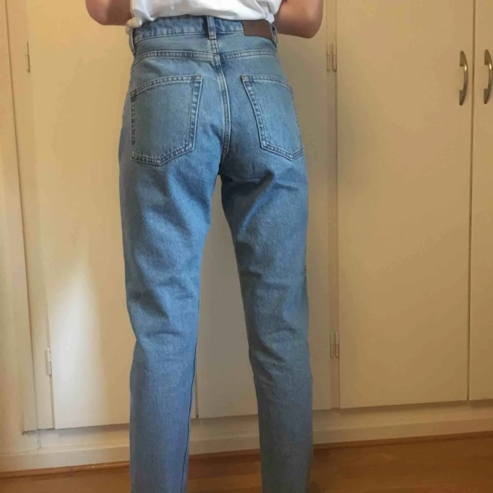 Helt oanvända jeans från monki i modellen kimono. De är verkligen superbekväma och har söta katter på knäna!! Säljer eftersom de aldrig har kommit till användning. Nypris 400kr. Jeans & Byxor.