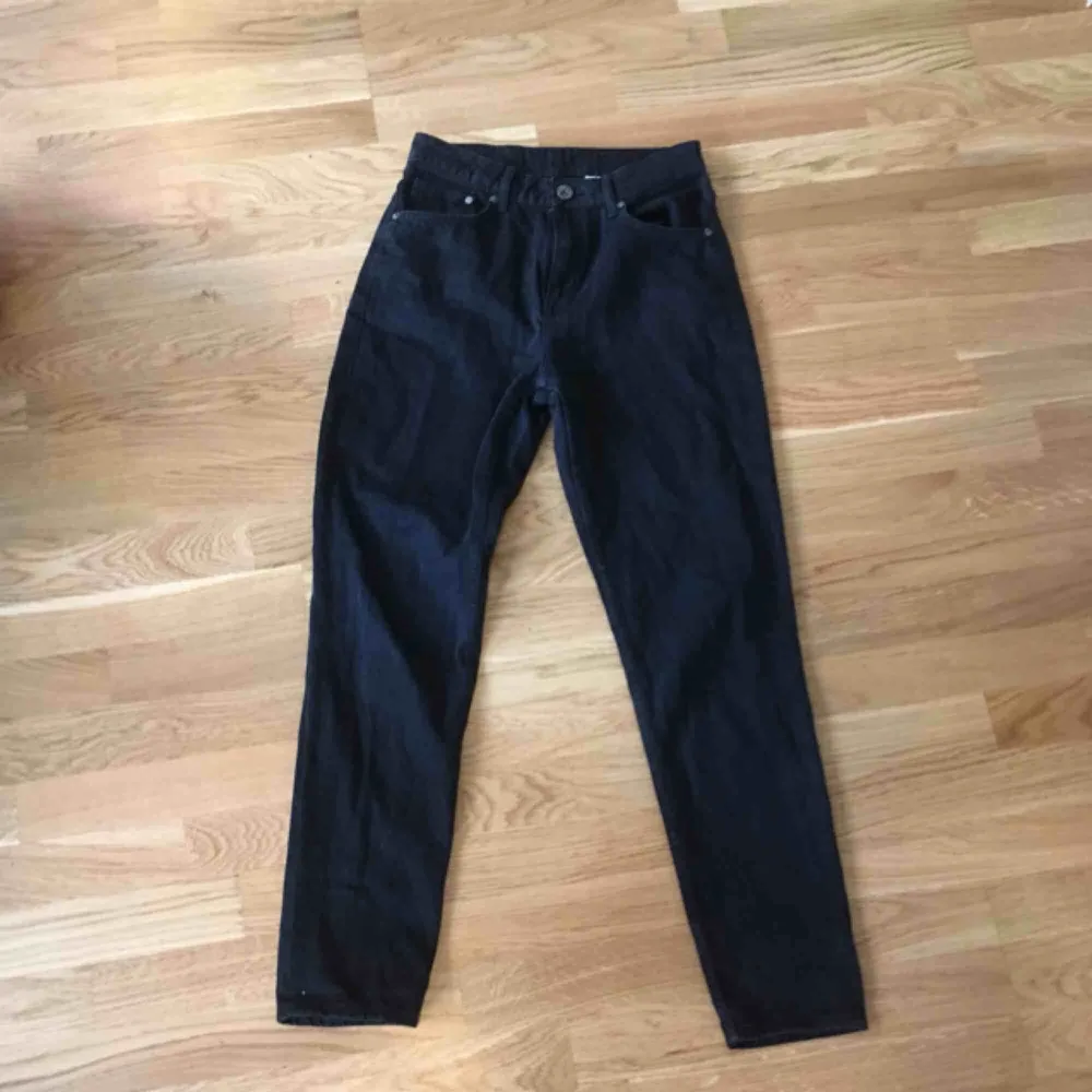 Svarta mom-jeans från HM. Är för små på mig tyvärr. Kan mötas upp i Stockholm eller skicka, köparen står för frakt 💫. Jeans & Byxor.