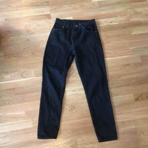 Svarta mom-jeans från HM. Är för små på mig tyvärr. Kan mötas upp i Stockholm eller skicka, köparen står för frakt 💫