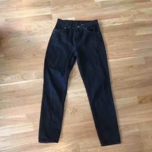  - Svarta mom-jeans från HM. Är för små på mig tyvärr. Kan mötas upp i Stockholm eller skicka, köparen står för frakt 💫