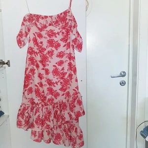 NAKD klänning - Superfin klänning från NA-KD. Aldrig använd pga. För liten för mig som brukar ha S/M. Från Andrea Hedenstedts kollektion. Frakt tillkommer på 55kr ❤