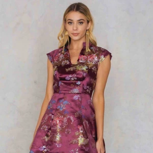  - Superfin klänning med utsvängd nederdel. Köpt från Na-kd, märket heter glamorous. Silesmaterial med brodyr. Nypris 899. 