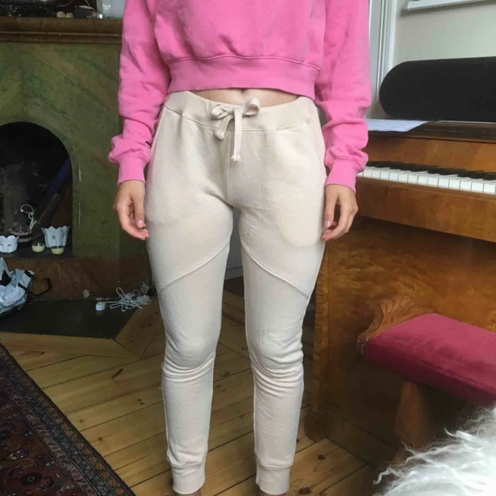 Aprikos/beige comfy byxor i sweatshirt-tyg, med ”ridbyxsöm” över lår/knä. . Jeans & Byxor.