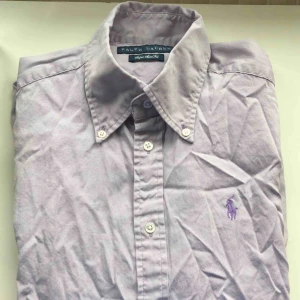  - Lila Ralph lauren skjorta , säljes pga den inte kommer till användning. Kan mötas upp i Borås och Ulricehamn , även posta. 