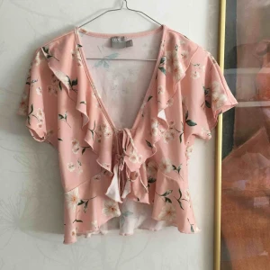  - Blommig topp med snörning i fram