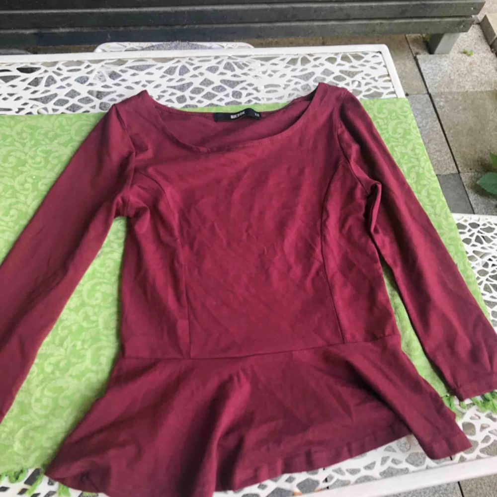 En mörklila/röd tröja från bikbok i strl xs! Finns inte längre till salu på bikbok så vet inte vad nypriset är<3. Tröjor & Koftor.