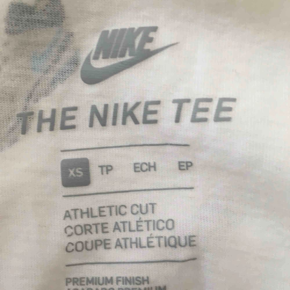 Nike t-shirt som har använts två gånger i väldigt gott skick. Inköpt förra sommaren!. T-shirts.