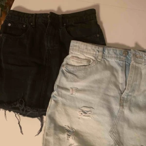  - Säljer mina gulliga jeanskjolar från zara, de är i storlek x-small, säljer de tillsammans för 175kr, kan frakta men du får betala frakten själv (63kr), annars möts jag upp i Stockholm, betalning sker via swish, hoppas det är något för dig!☺️