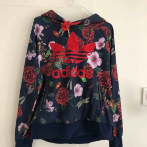  - Mönstrad huvtröja från Adidas. Rita Ora collection. 