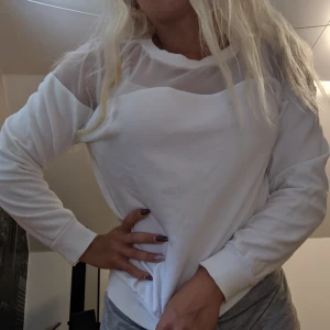  - Vit tjocktröja med mesh högst upp. Väldigt sparsamt använd. Från H&M. Pris kan diskuteras