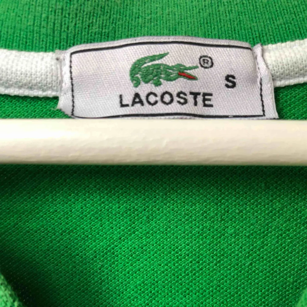 Jätte snygg Lacoste pike! Uppskattar snabb affär!👍🏼😋💖. T-shirts.